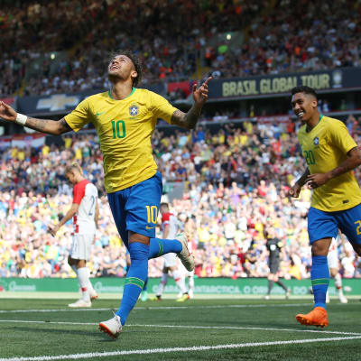 Neymar jublar efter sitt mål mot Kroatien.
