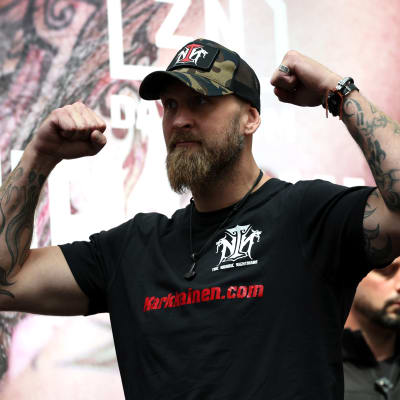 Robert Helenius näyttää hauiksiaan.