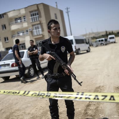 Turkisk polis vid gränsen till Syrien där två poliser sköts till döds i juli 2015.