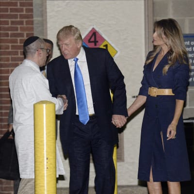 USA:s president Donald Trump besöker sjukhuset efter attacken i Alexandria.