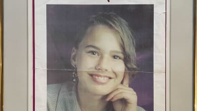 Metallikehyksiin laitettu Anne Mattilan vanha keikkajuliste. Kuvassa hymyilee nuori Mattila, julisteen ylälaidassa lukee hänen nimensä, alalaidassa on tussilla kirjoitettu puhelinnumero.