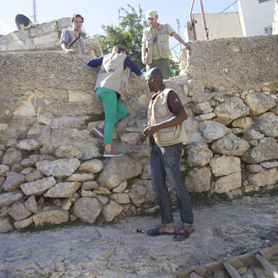 Människorättsobservatörer testar skolvägen för barnen som går i lågstadieskolan Cordoba i Hebron