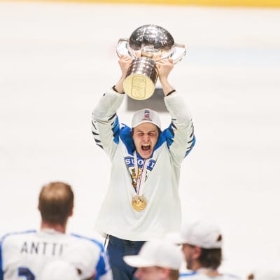Kristian Kuusela lyfter VM-bucklan.