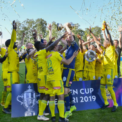 Ilves spelare firar vinsten av Finska cupen.