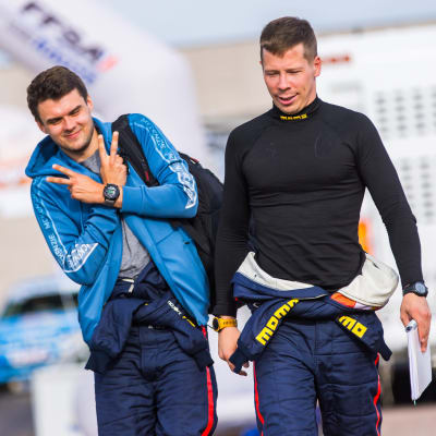 Nikolaj Grjazin och Konstantin Aleksandrov går vid rallydepån.