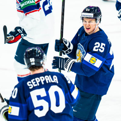 Toni Rajala och Mikael Seppälä jublar över Finlands 2-0-mål mot Norge.