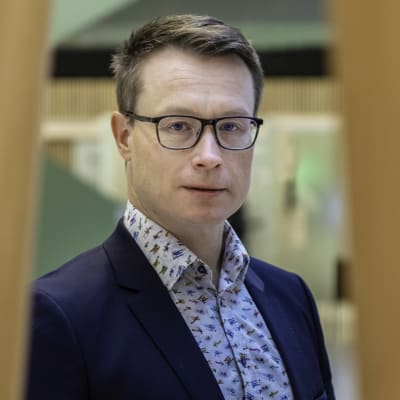 Juha Paloneva katsoo kameraan.