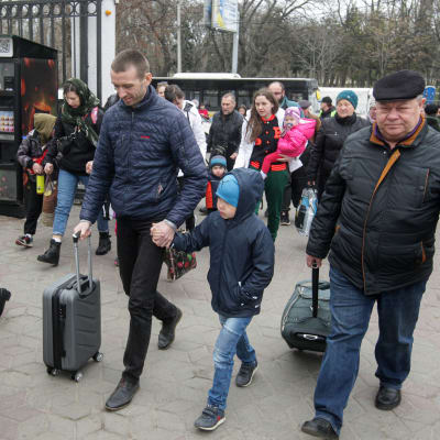 Evakuoitavia ihmisiä saapuu bussiasemalle Odessaan.