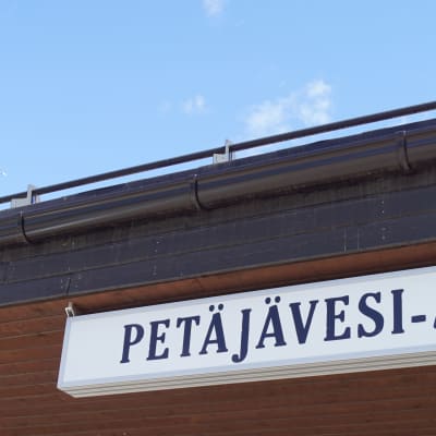 Petäjävesi-lehden kyltti rakennuksen seinässä.