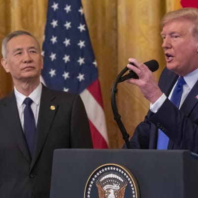 Kins vicepremiärminister Liu He och USA:s president Donald Trump. 
