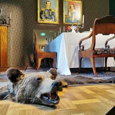 Ruokapöytä ja karhuntalja Milavida-museossa