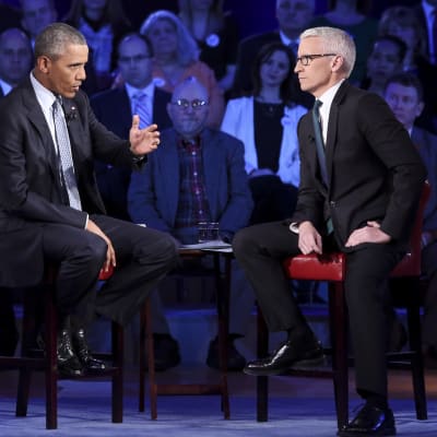 Barack Obama försvarar striktare vapenlagar i CNN 7.1.2016, programledaren Anderson Cooper också på bild