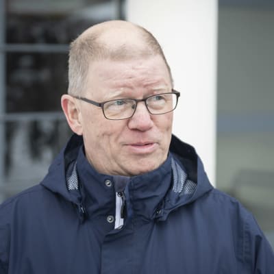 mies ilman hattua