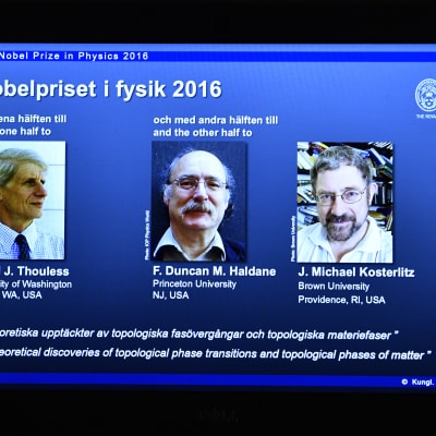 David Thouless, Duncan Haldane och Michael Kosterlitz fick nobelpriset i fysik 2016.