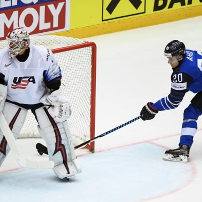 Sebastian Aho gör mål mot USA i VM-mötet i Herning.