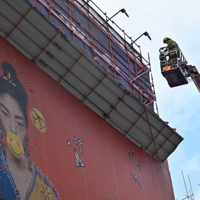Palomies sammuttaa Hongkongin WTC-rakennuksen tulipalo.