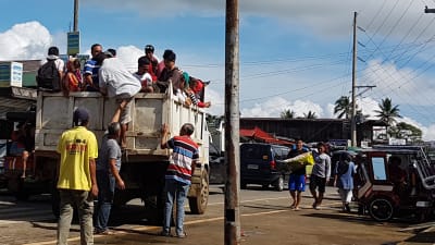 Invånare i staden Marawi flyr undan striderna mellan islamister och militären.
