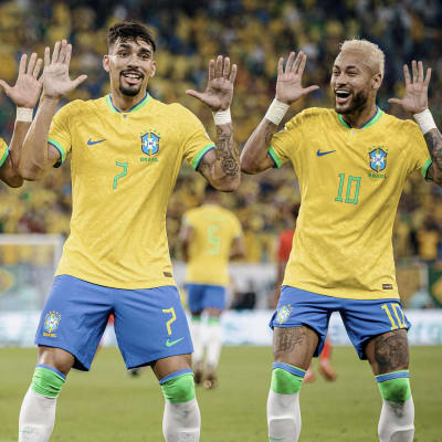 Brasilianska spelare firar mål.