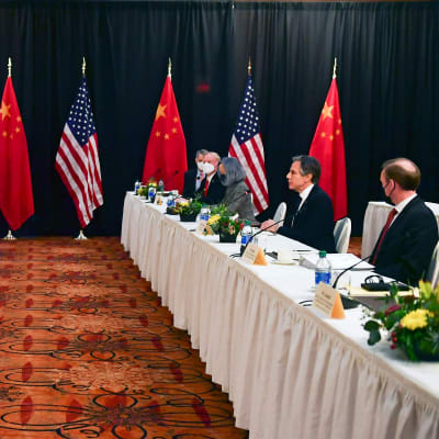 Representanter för USA och Kina samlade runt bord i första toppmötet mellan länderna under Joe Bidens presidentperiod.