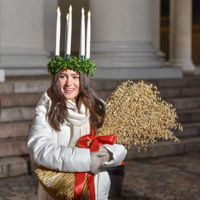 Ingrid Enckell i luciaustryrsel står utanför Domkyrkan i Helsingfors.