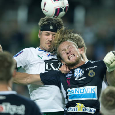 Anders Bååth (i blått) ansluter till SJK.