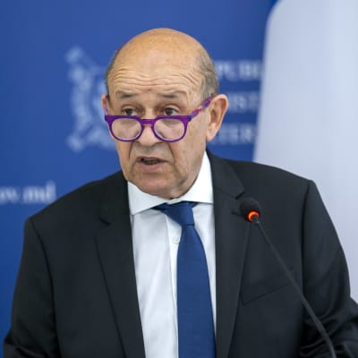 Frankrikes försvarsminister Jean-Yves Le Drian står vid ett talarpodium och pratar