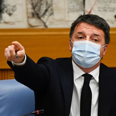 Matteo Renzi bär munskydd och pekar finger.