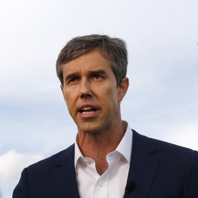 Texasdemokraten Beto O´Rourke talar framför Walmart-affären där 20 personer dödades i en masskjutning dagen innan.