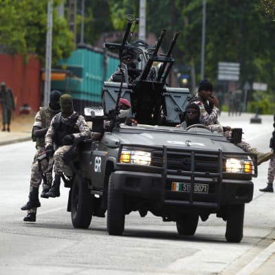 Maskerade upprorsmän i Abidjan, den förra huvudstaden och största staden i Elfenbenskusten
