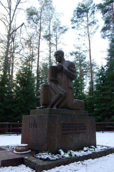 Aimo Tukiainens minnesmärker över de dödade röda i Västankvarn i Ingå under inbördeskriget 1918.