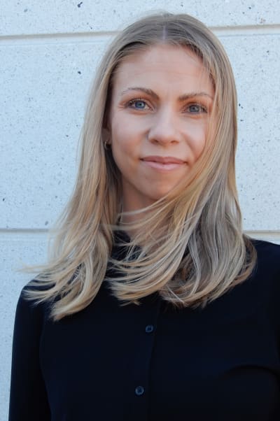Vinden blåser det långa håret lite framför ansiktet på Ekonomirådgivare Matilda Hassel från Marthaförbundet.