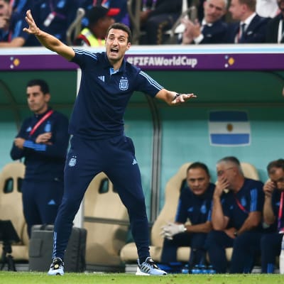 Lionel Scaloni gestikulerar. 