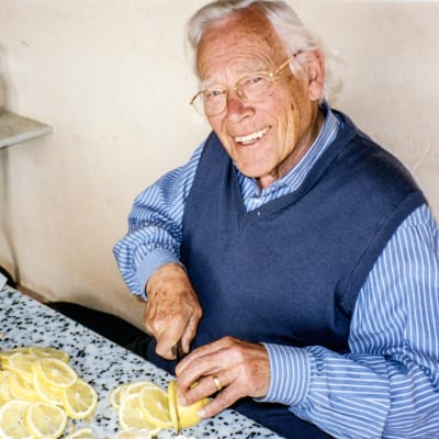 Tore Wretman sitter vid ett bord och skivar citroner.