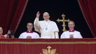 Påve Franciskus ger sin julhälsning från Peterskyrkans balkong 2016.