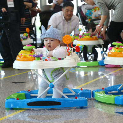 Bebisar i gåställningar i Sydkorea