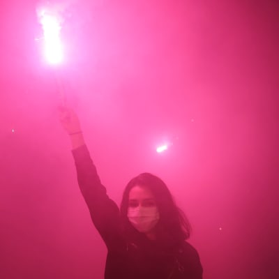 Basaksehir-supporter firar klubbens första ligatitel med bengalisk eld.