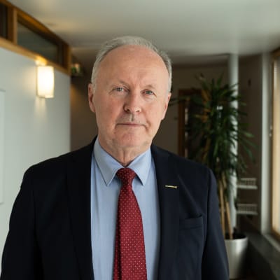 Familje- och omsorgsminister Aki Lindén (SDP) tittar in i kameran.