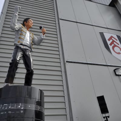 Michael Jackson-staty utanför Fulhams hemmastadion.