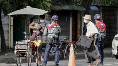 Militären är synligt närvarande på gatorna i Myanmars största stad Rangoon, där protester och sammandrabbningar fortfarande förekommer så gott som dagligen.