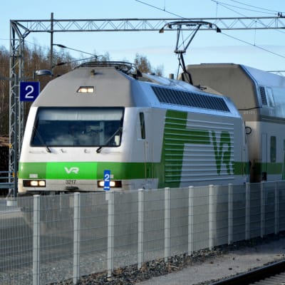 VR tåg av Intercitytypen vid perrongen på Bennäs tågstation i Pedersöre
