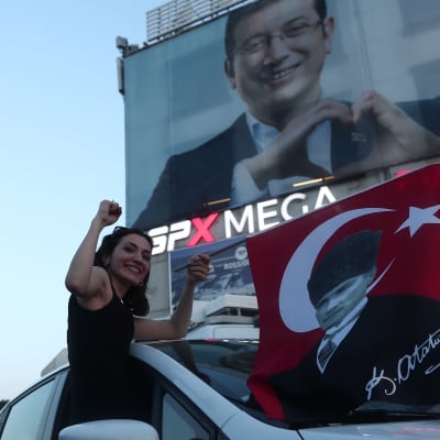 Anhängare till borgmästarkandidaten Ekrem İmamoğlu firar hans seger i Istanbul.