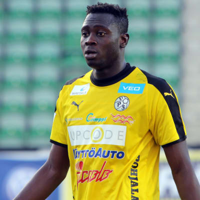VPS anfallare Ibrahima Gueye i en gul spelskjorta.