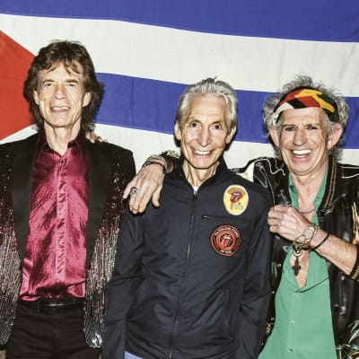 The Rolling Stones poseeraa Kuuban lipun edessä 2016. Kuva konsertti-dokumenttielokuvasta Havana Moon.