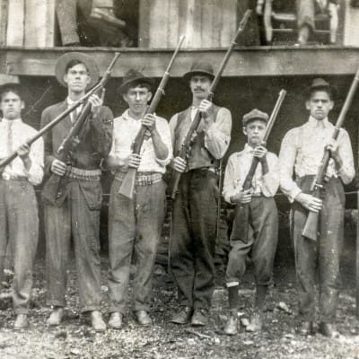 Kaivosmiehiä aseineen Länsi-Virginiassa vuonna 1912