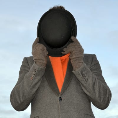 Will Young, dokumentin René Magritte: Mies ja hattu juontaja