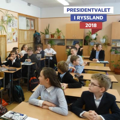 Ombudet och läraren Ilja Demakov diskuterar politik med sina elever.