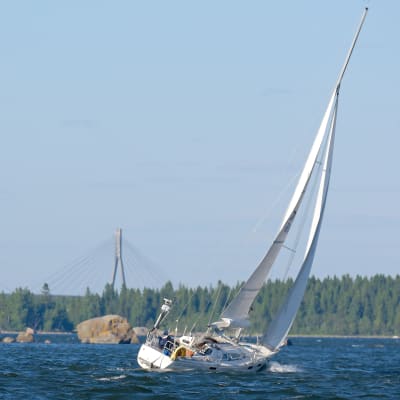 Segelbåt på havet, Replotbron syns i bakgrunden.