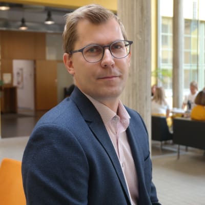 Akademilektor Jonas Lagerström i ASA-husets aula vid Åbo Akademi
