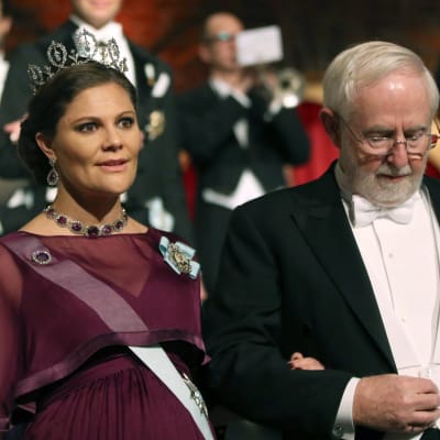 Höggravida kronprinsessan Victoria och vinnaren av Nobelpriset i kemi, Arthur B McDonald, anländer till Nobelbanketten 2015.