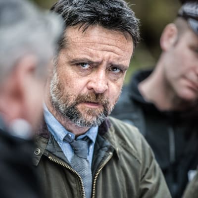 Rikosylikomisario Tom Mathias ratkoo rikoksia pienessä yliopistokaupungissa Walesin rannikolla. 